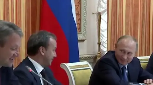 خنده عجیب و ناگهانی پوتین در یک جلسه رسمی+فیلم