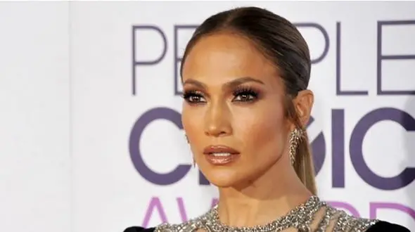 استایل جذاب جنیفر لوپز ۵۳ ساله در مراسم رونمایی از کالکشن جدیدش + عکس