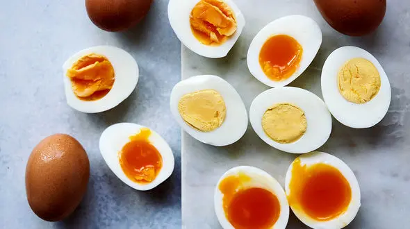 تخم‌مرغ عسلی بهتر است یا آب‌پز سفت؟