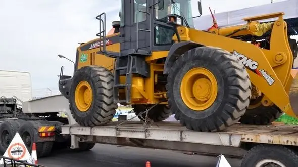 توقیف لودر میلیاردی در بوشهر+عکس