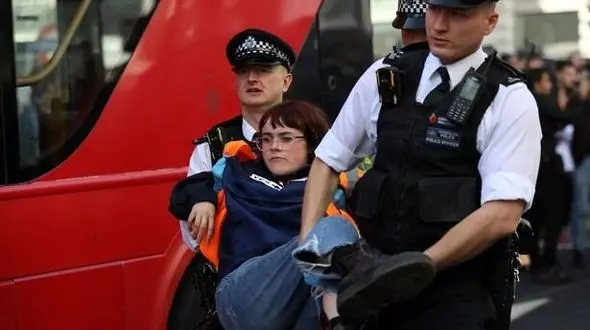 درگیری‌ها به کف خیابان‌های لندن کشیده شد / عکس های 9 روز مقابله پلیس انگلیس با معترضین !