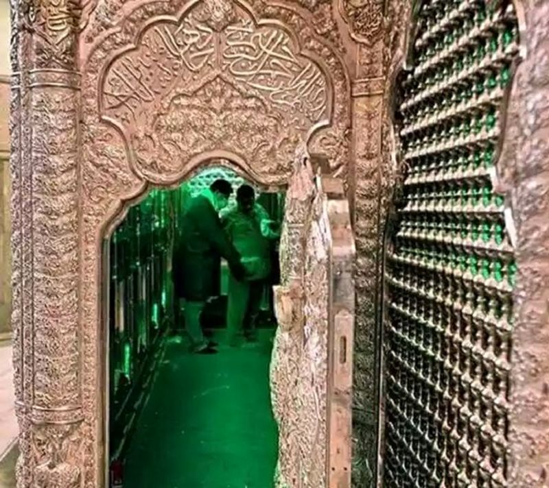 چه کسانی در حرم امام حسین دفن شده اند