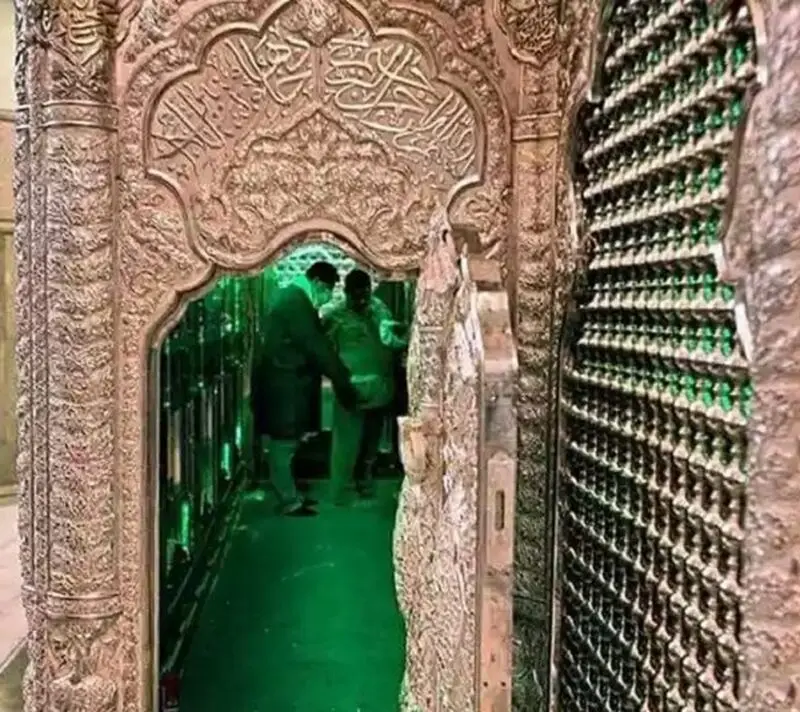 چه کسانی در حرم امام حسین دفن شده اند