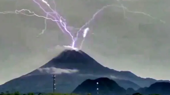 ببینید / برخورد وحشتناک صاعقه با کوه آتشفشان + فیلم 