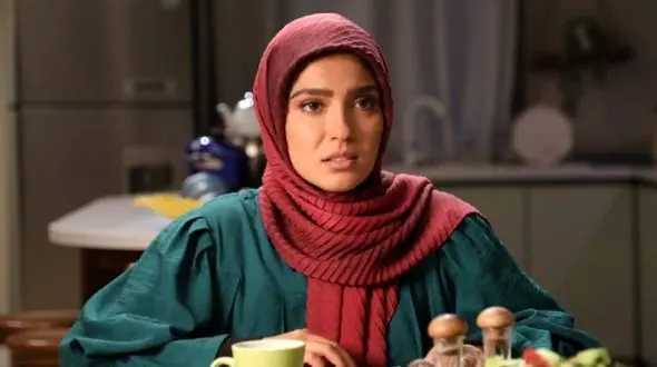 نگاهی دوباره به حضور بازیگران در عروسی مونا کرمی، آرزو سریال از سرنوشت؛ از نشستن علی اوجی وسط سفره عقد تا حضور عموپورنگ با لباس هندی و مهران غفوریان با کلاه شاپوری+عکس