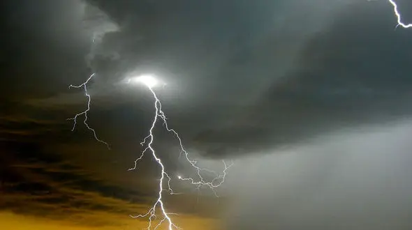 صاعقه در آذربایجان غربی یک کشته بر جای گذاشت