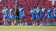 فیلم/ حضور دخترها در کمپ تیم ملی برای امضا گرفتن از ملی پوشان