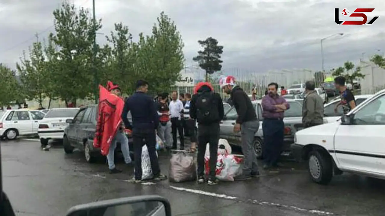 تجمع هواداران پرسپولیس در درب غربی ورزشگاه آزادی/ برپایی جشن قهرمانی زودهنگام سرخ ها 