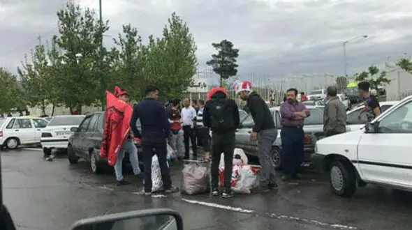 تجمع هواداران پرسپولیس در درب غربی ورزشگاه آزادی/ برپایی جشن قهرمانی زودهنگام سرخ ها 