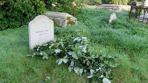 برخاستن زن مرده از قبر / همه در مراسم خاکسپاری فرار کردند+ تصاویر