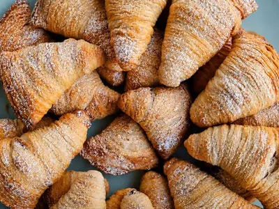 طرز تهیه اسفولیاتلا (Sfogliatella)؛ شاهکار شیرینی‌ پزی ناپل ایتالیا