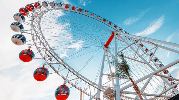 فیلم وحشتناک از بازی مرگ‌آفرین کودکان روی چرخ‌ و فلک / مسئولین رسیدگی کنند