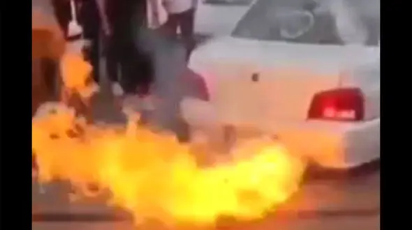 فیلم خارج شدن آتش از لوله اگزوز یک پراید