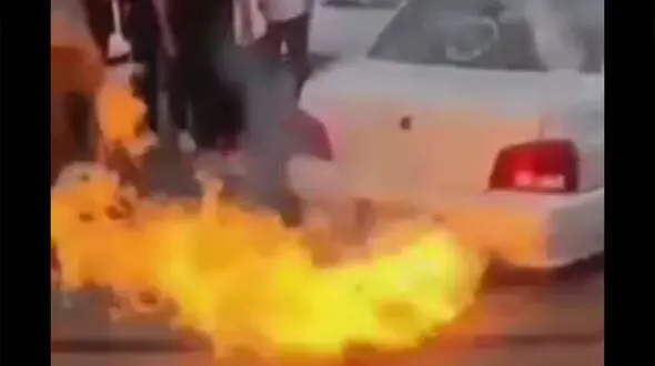 فیلم خارج شدن آتش از لوله اگزوز یک پراید