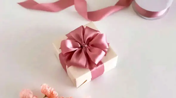 چطور کادوی فوق العاده ای را با روبان تزئین کنیم؟ آموزش گره زدن و طراحی پاپیون
