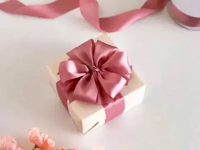 چطور کادوی فوق العاده ای را با روبان تزئین کنیم؟ آموزش گره زدن و طراحی پاپیون