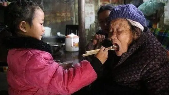 کوچولوترین پرستار دنیا که از سالمندان نگهداری می کند/پرستاری 5 ساله+عکس