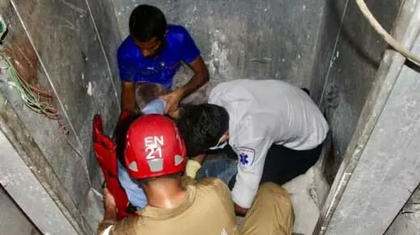 له شدن سه مرد با سقوط بالابر روی سرشان/دعایشان کنید+عکس