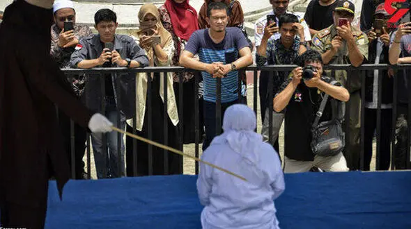 گفتند زمان شلاق خوردن جیغ نزن که نامحرم صدایت را نشنود / دختر دانشجو : یک بار مردن بهتر از هر شب مردن است !