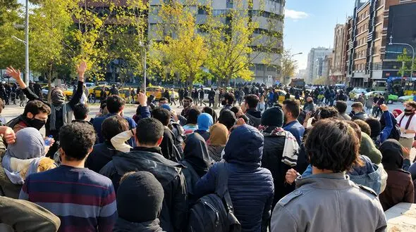 تجمع بیش از یک‌هفته‌ای جوانان جویای کار مقابل شرکت نیشکر دعبل خزاعی