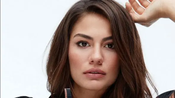 خوشگل ترین خانم بازیگر ترکیه دختر ایرانی شد / دمت اوزدمیر با حجابش همه را میخکوب خود کرد!