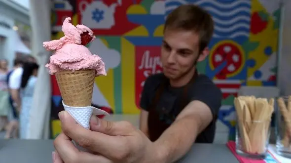 شوخی بستنی‌فروش ترکیه‌ای با خواننده سرشناس ایرانی ! + فیلم