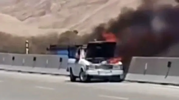 فیلم لحظه به لحظه جزغاله شدن وانت سواری در جاده ایلام / هیچ کس هیچ کاری نکرد 