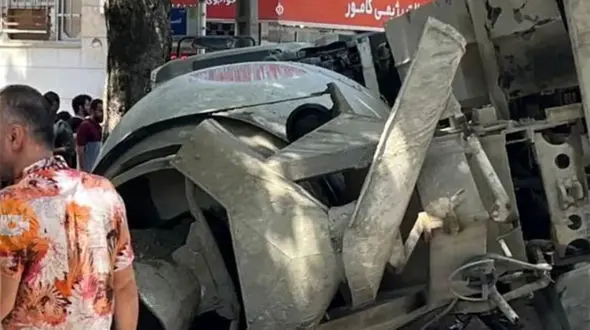 ترمز بریدن کامیون و برخورد وحشتناک با چند خودرو + عکس و فیلم