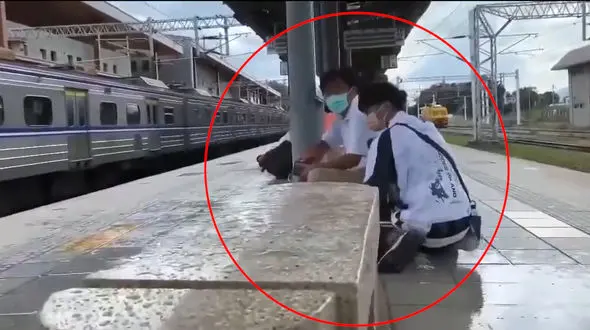 فیلم نفسگیر از زلزله وحشت آور در تایوان / واگن های قطار در هم تابیدند