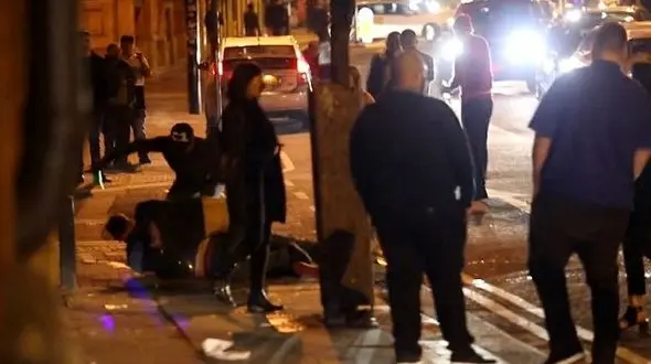 فیلم حمله وحشتناک اراذل و اوباش با شیشه نوشابه به یک جوان در خیابان