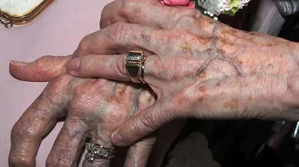 این پیرزن تهرانی فضای سیاسی توییتر را بهم ریخت / اشک هایی که شمرده نشد + فیلم و عکس