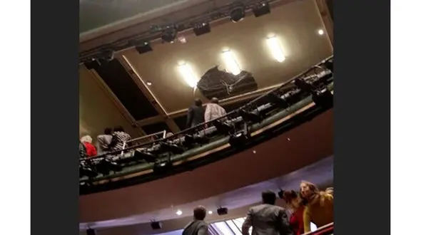 حادثه وحشتناک در حین اجرای تئاتر / سقف فروریخت+ عکس

