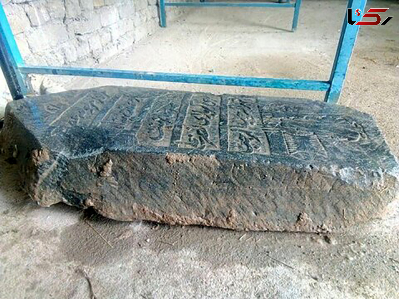 تخریب 2 سنگ قبر تاریخی در چناران / حفاران غیر مجاز به سنگ قبرها رحم نکردند