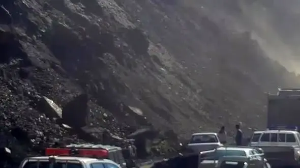 فیلم ناگوار از لحظه ریزش کوه در محور خوش ییلاق
