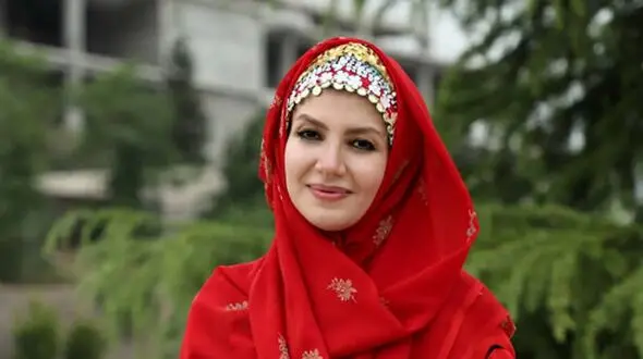 عکس/ نگاهی به خانه ویلایی  و لاکچری خاله شادونه با حال و هوای بهاری / گلدان هایی با گل های خوش رنگ و بو