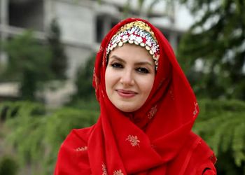 رونمایی از حیاط زیبای خانه ملیکا زارعی مجری برنامه های کودک با حال و هوای بهاری / گلدان هایی با گل های خوش رنگ و بو