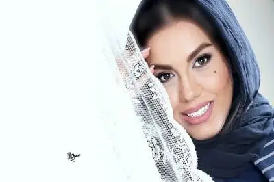 فیلم / آزاده زارعی، باران سریال آوای باران: بچه‌های کارِ سر چهارراه دلشون برای من میسوزه ... فکر میکنن من واقعا بارانم .../ همه تصور میکنن من یه دختر لاتم .../ درباره ازدواجم ....