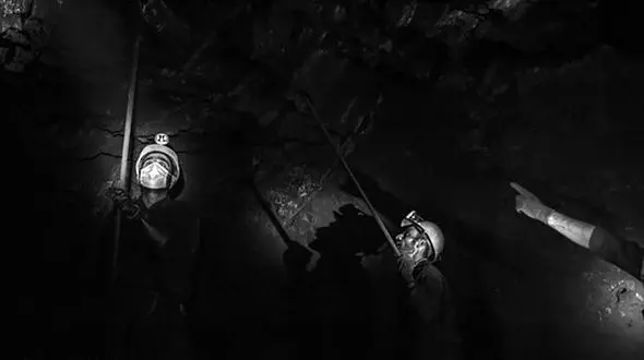 پرس شدن معدنچی اصفهانی در معدن آب نیل 