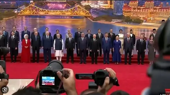 پزشکیان به شانگهای دیر رسید / تاخیر به پرواز ریاست جمهوری ایران هم رسید 