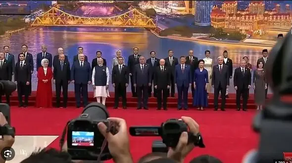 پزشکیان به شانگهای دیر رسید / تاخیر به پرواز ریاست جمهوری ایران هم رسید 