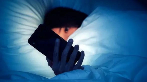 کوتاه شدن خواب شبانه با استفاده از موبایل قبل از خواب