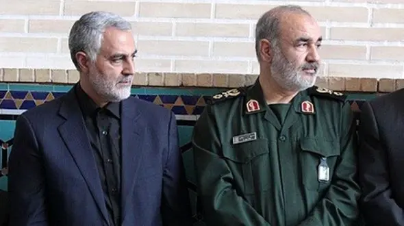 عکس / سفر به تاریخ /  «سردار سلیمانی و سردار سلامی» در عزاداری شام غریبان در حضور رهبر انقلاب؛ سال 95