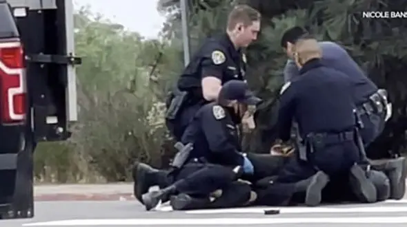 ببینید / رفتار خشونت‌آمیز پلیس ولز در دستگیری یک مرد بی‌دفاع! + فیلم
