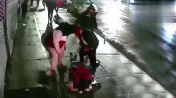 فیلم محاکمه یک دزد در دادگاه خیابانی توسط مردم وسط شهر!