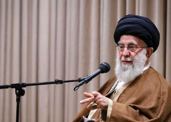 فیلم/ ماجرای رفع توقیف یک فیلم مشهور و پربیننده توسط رهبر معظم انقلاب؛ رهبری: فیلم بسیار مفرح و خوبی است، هر چه سریعتر اکران شود