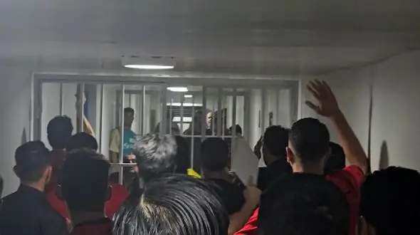 درگیری شدید در ورزشگاه تختی نوشهر؛ بازیکنان در رختکن حبس شدند! + فیلم