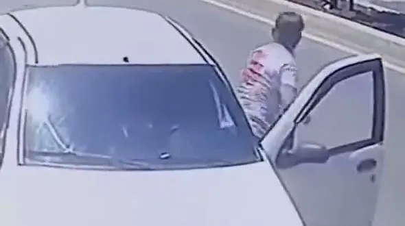 ببینید / لحظه زیر گرفتن یک زن در ترکیه توسط خودروی شاسی بلند بعد از تصادف با سواری + فیلم