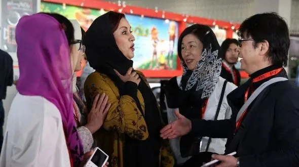 واکنش جالب مریلا زارعی در برابر میهمان خارجی که می خواست با او دست بدهد! + فیلم