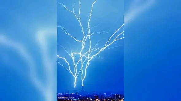 ببینید / لحظه برخورد صاعقه به برج ساعت در مکه عربستان