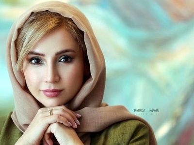 تیپ بچگانه و عروسکی شبنم قلی‌خانی در تئاتر